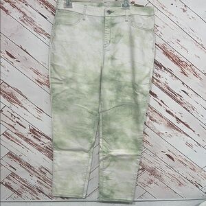 NWT Chico's Green Tie-Dye Ankle Jeans
Perfect stretch